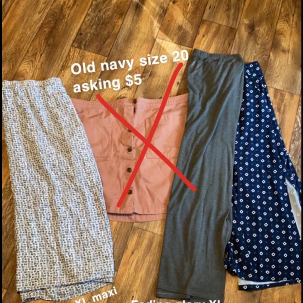 ALOT OF CLOTHES - Picture 10 of 12